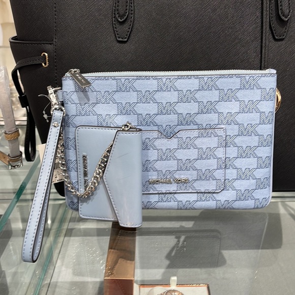 MICHAEL KORS JET SET ITEM LG 2 in 1 CARD CASE & WRISTLET
Pale Blue 
NWT - Picture 3 of 16